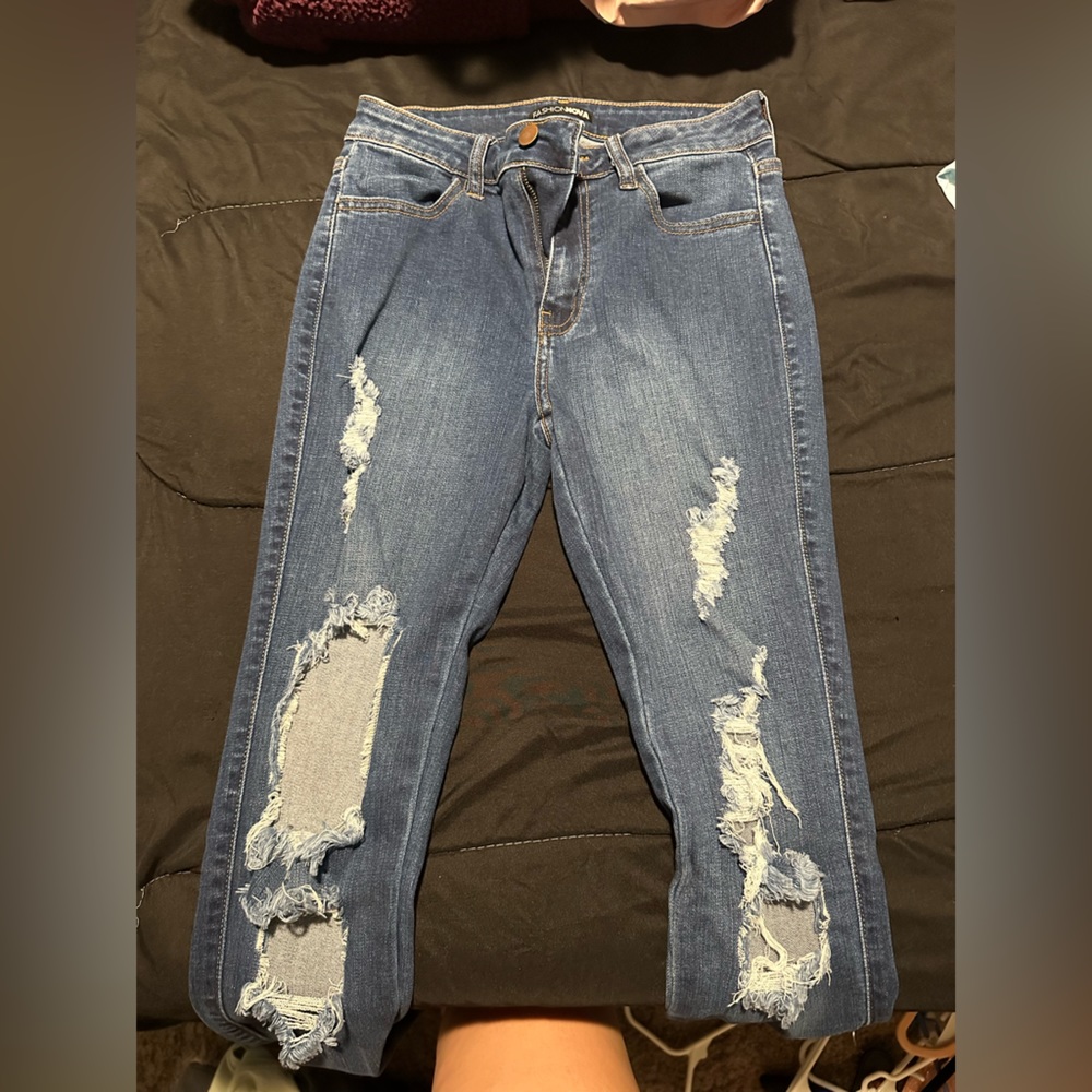fashion nova dark blue ripped skinny jeans. size 5